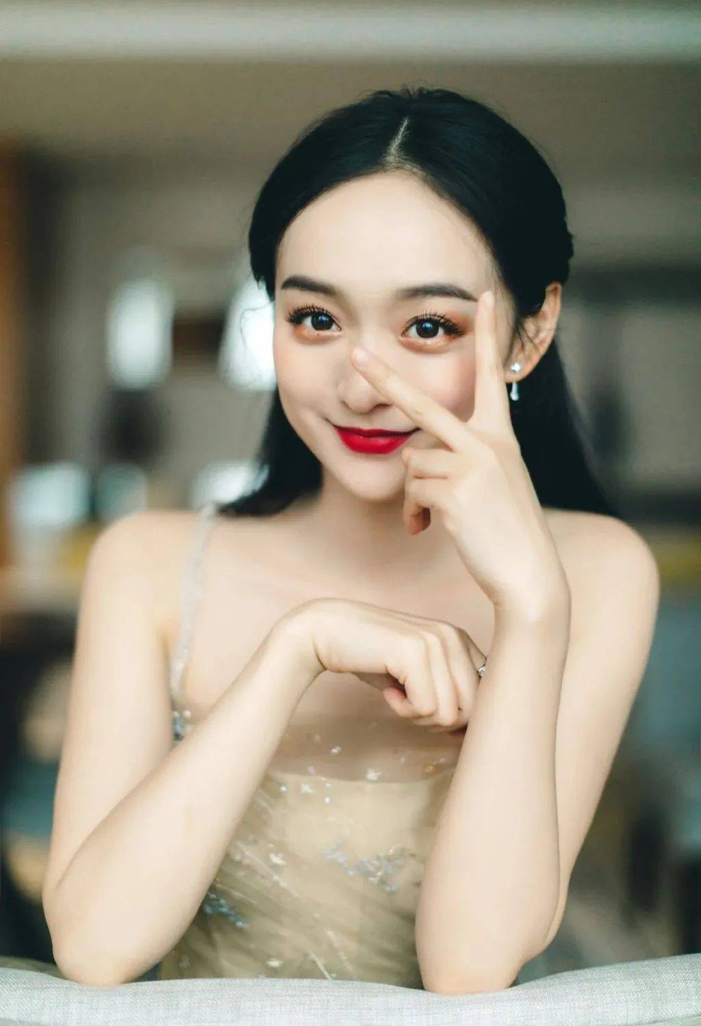 何泓姗有着"小赵丽颖"之称,原因是她也拥有着圆圆的眼睛和小小的嘴巴