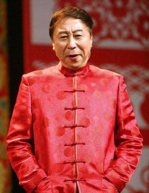 冯巩也老了,背孙子等公交,享受别样的快乐_人群_年纪_样子