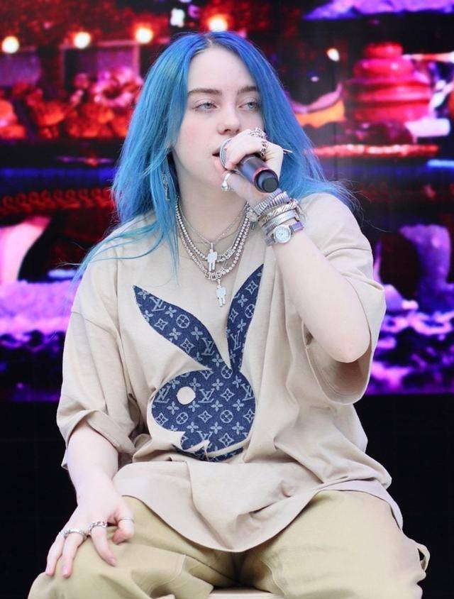 贾斯汀比伯采访,他竟然哭着说:我想保护"碧梨"比莉艾利什!