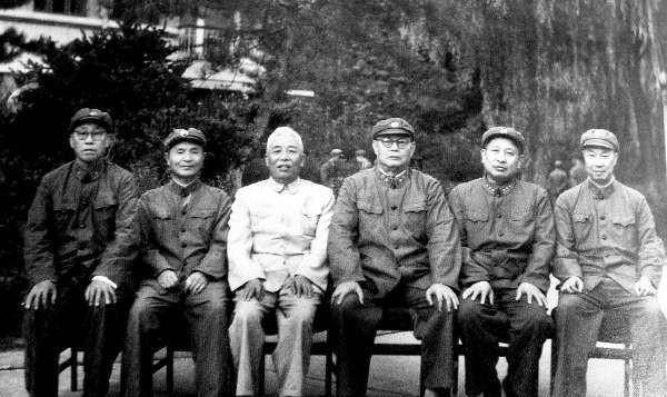 这三位将领曾当过大军区司令员，离休前都到这个大军区单位任副职
