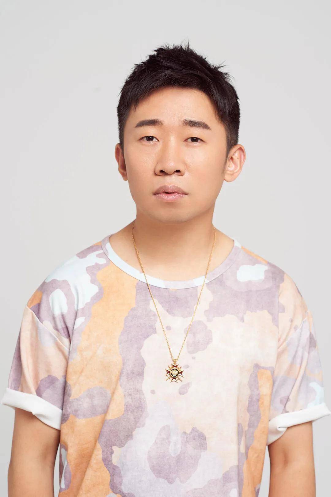 杨迪分手交往了17年的女朋友性别反转了,妈妈不明真相一直催婚_一个人