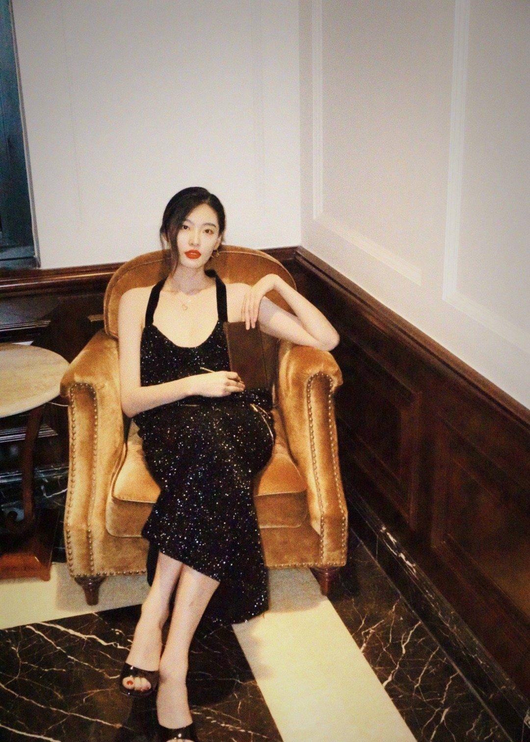 国际超模陈碧舸分享时尚着装写真,侧身和背部尽显迷人身段_吕燕_照片