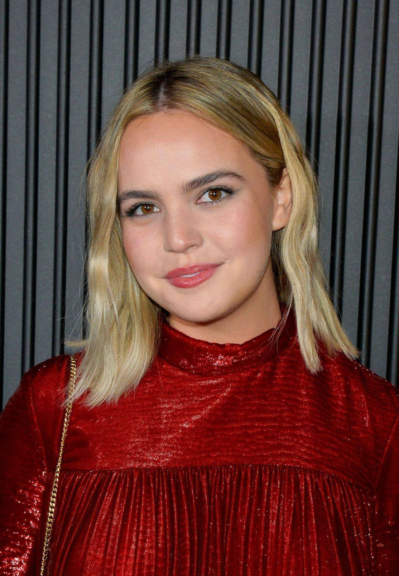 拜莉·麦迪逊出席活动,身穿一袭美丽迷人的红色百褶裙,满头金发碧眼