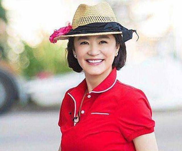 粉丝爬山偶遇红衣阿姨居然是林青霞,女神发福发胖,网友直呼可爱_感觉