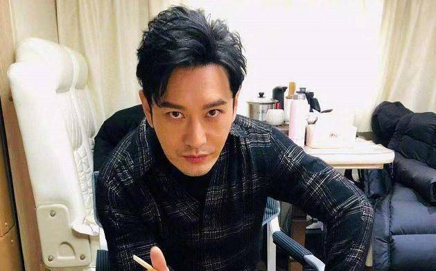 黄晓明与业内大佬聚会,全程微笑十分乖巧霸总范全无_baby_感情_媒体