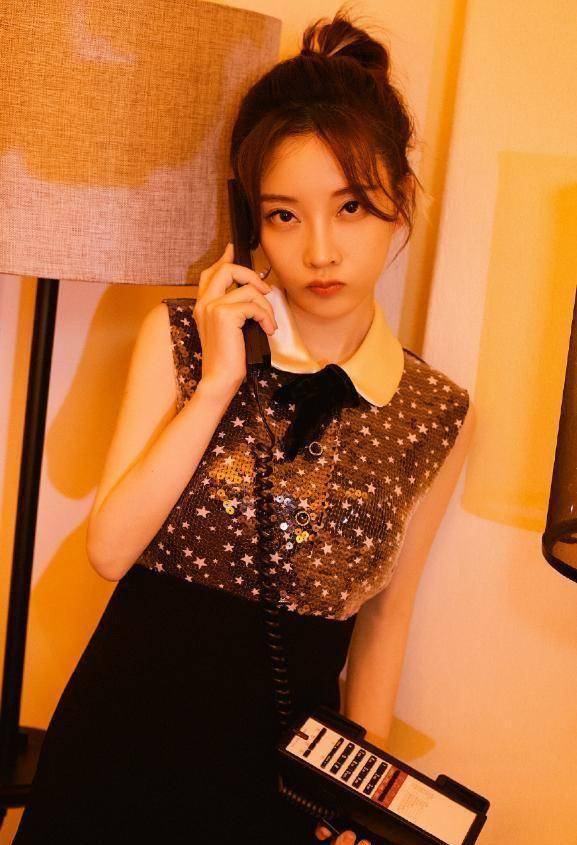 成熟造型秒变御姐女子不要觉得冯提莫身材娇小就是少