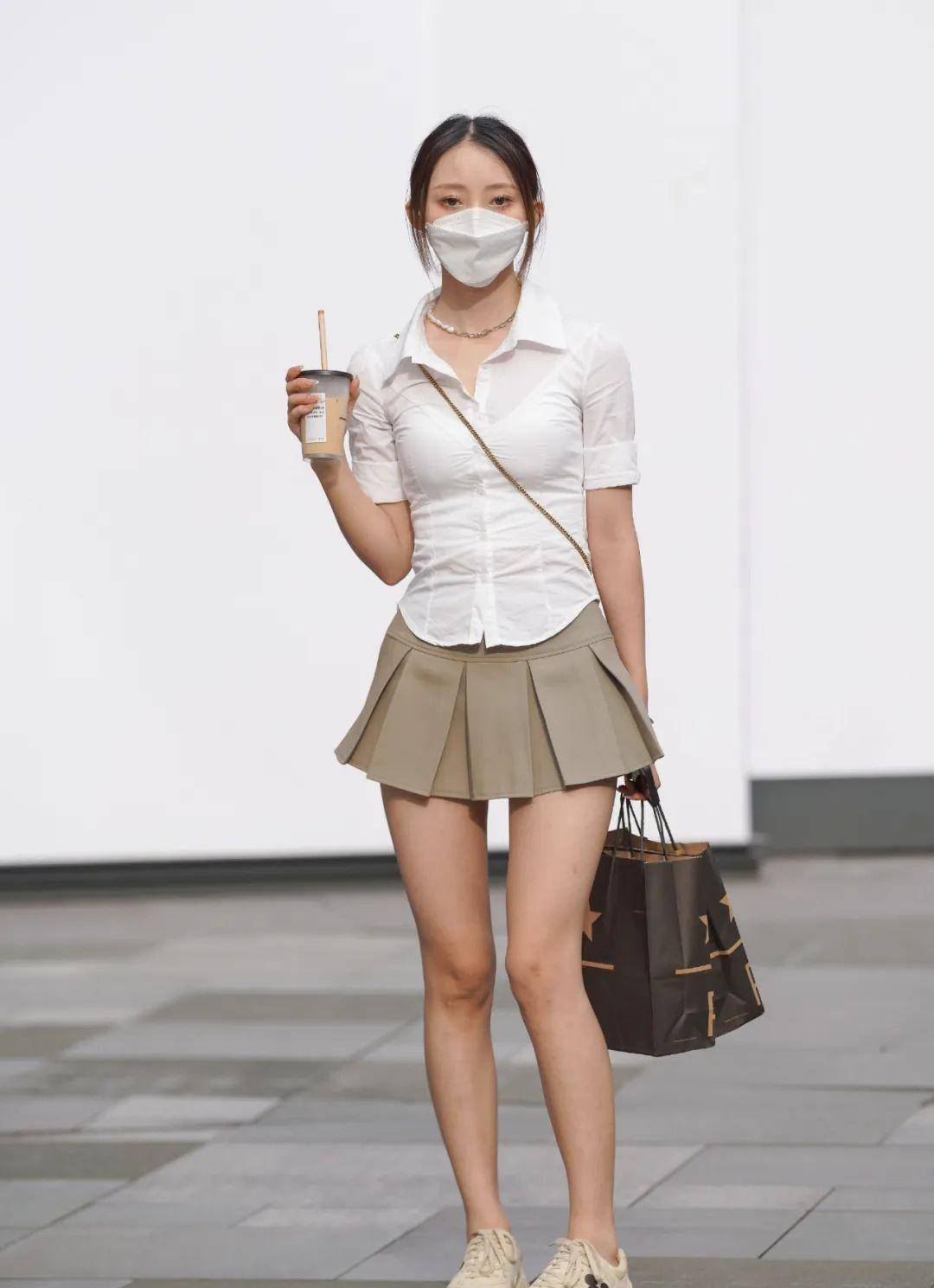 灵动靓丽的穿搭,白色衬衫搭配棕色百褶裙,青春靓丽迷人_女孩_衣服