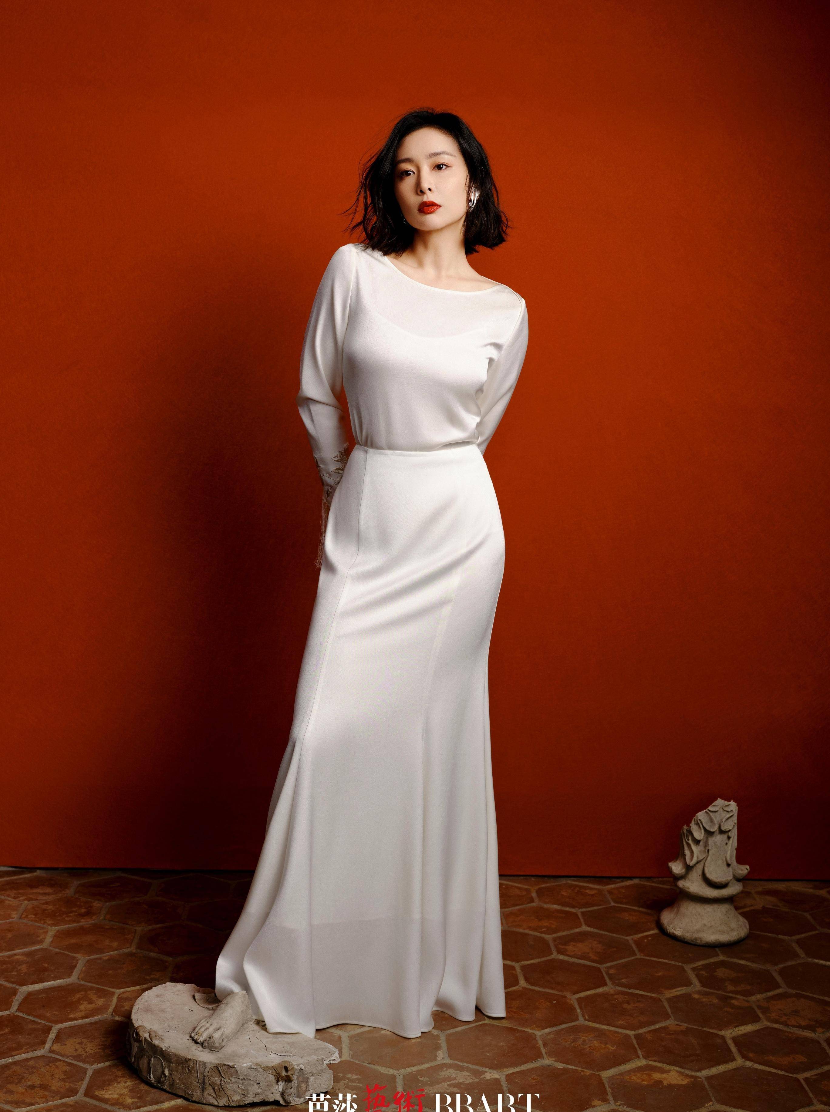 《伴娘》封面的高叶《芭莎艺术》,腰部曲线优美,红唇