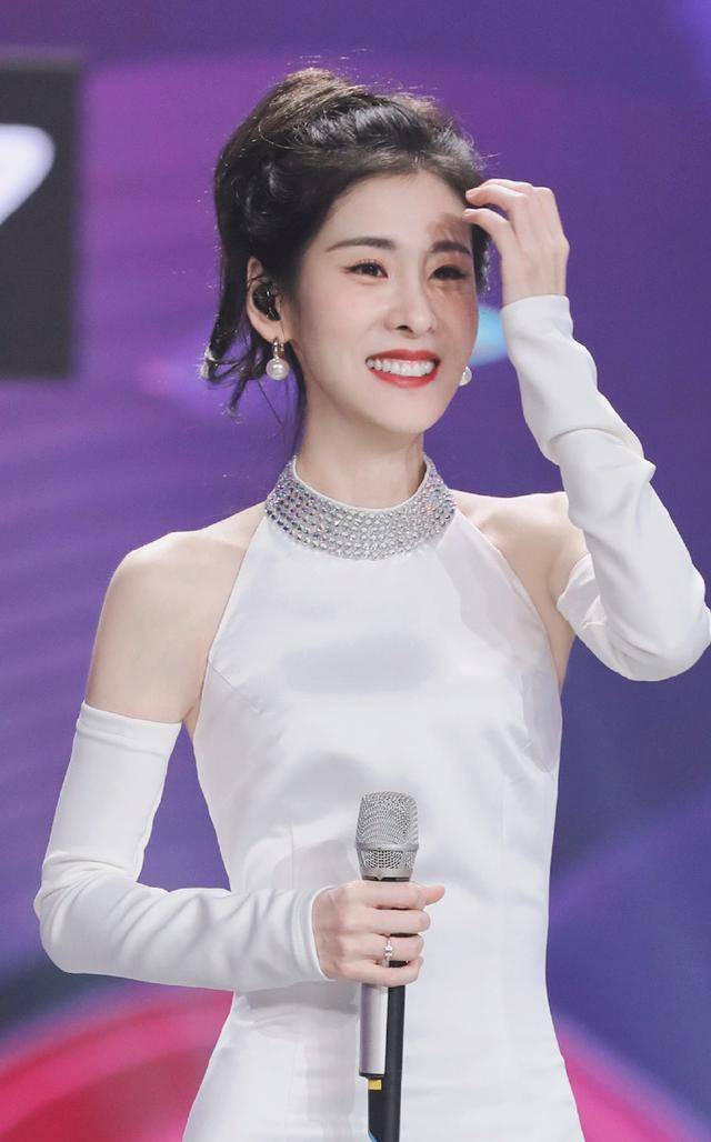 张碧晨玩猜歌又cue华晨宇,曾透露女儿最爱听《斗牛》_未婚妻_节目