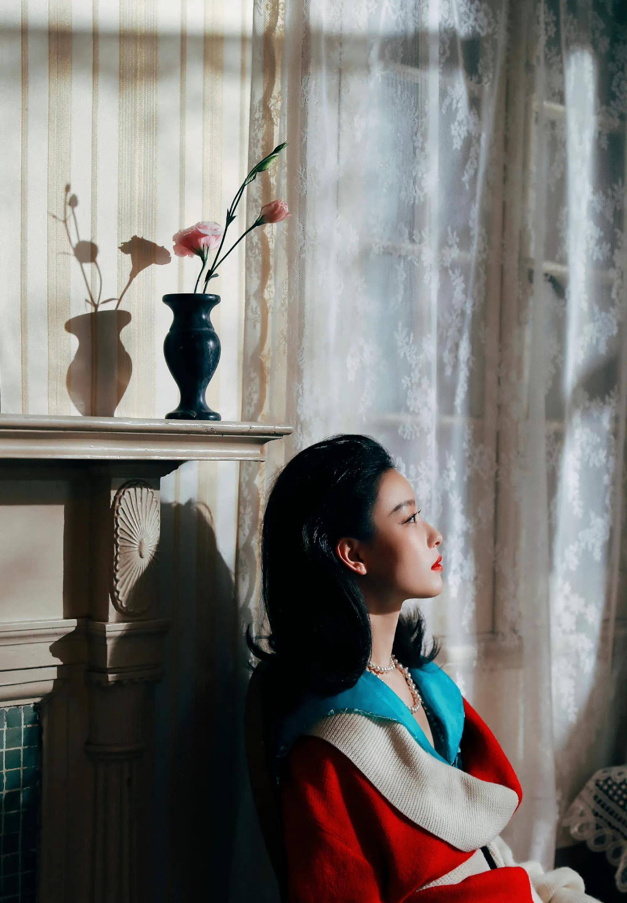 倪妮复古卷发大片 穿露背红裙冷艳妩媚 一袭白色蕾丝透视裙性感迷人