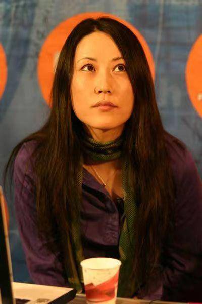 在窦唯刚刚出名的时候,他的身边就有了属于他的"尖果儿"——姜昕.