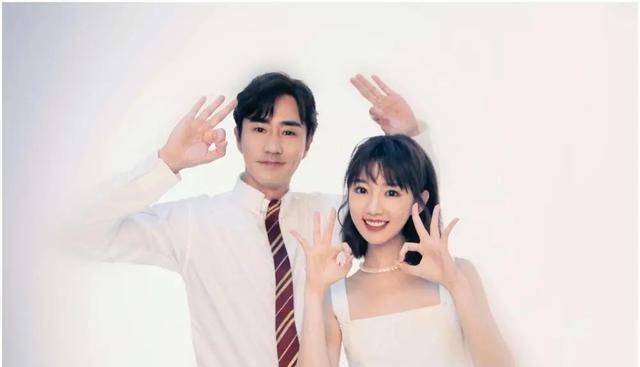 第二件事就是毛晓彤搁浅了三年的爱情,被前男友陈翔再次翻开,让大家