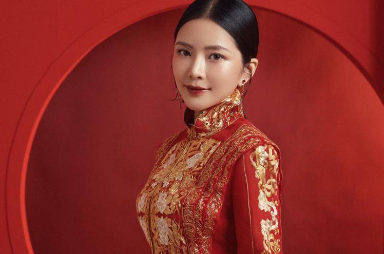 王灿单独庆祝结婚1周年纪念日,穿着时尚坐地拍照,杜淳隔空送花_明星