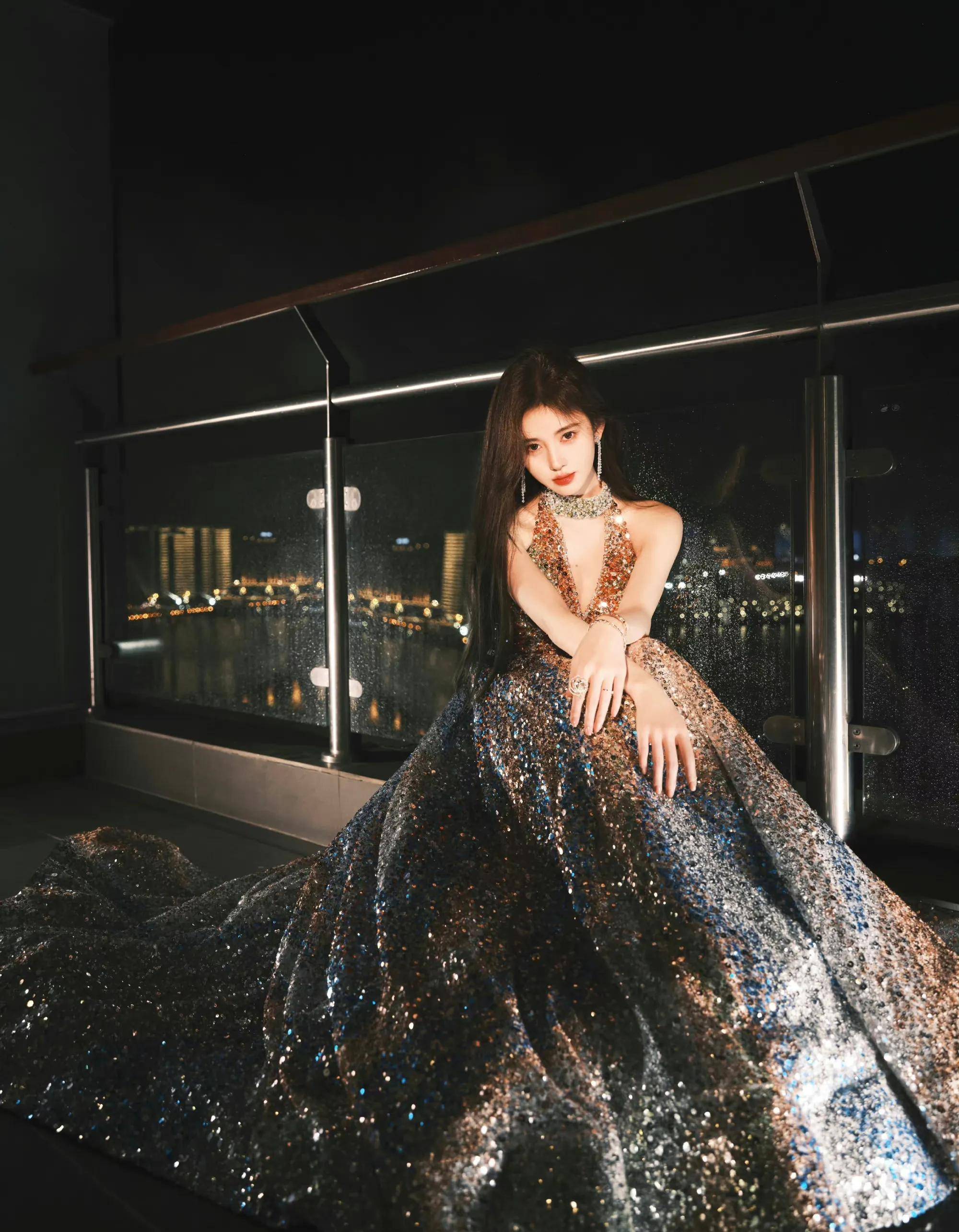 鞠婧祎镀金露背长裙,深v设计时髦,亮片高贵时尚_连衣裙_事业_漂亮