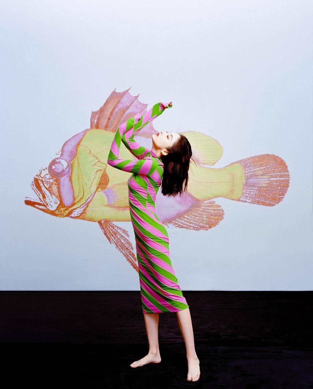 古力娜扎气质爆棚,hold住俗气红配绿紧身裙,网友直呼惊艳了_白色_穿着