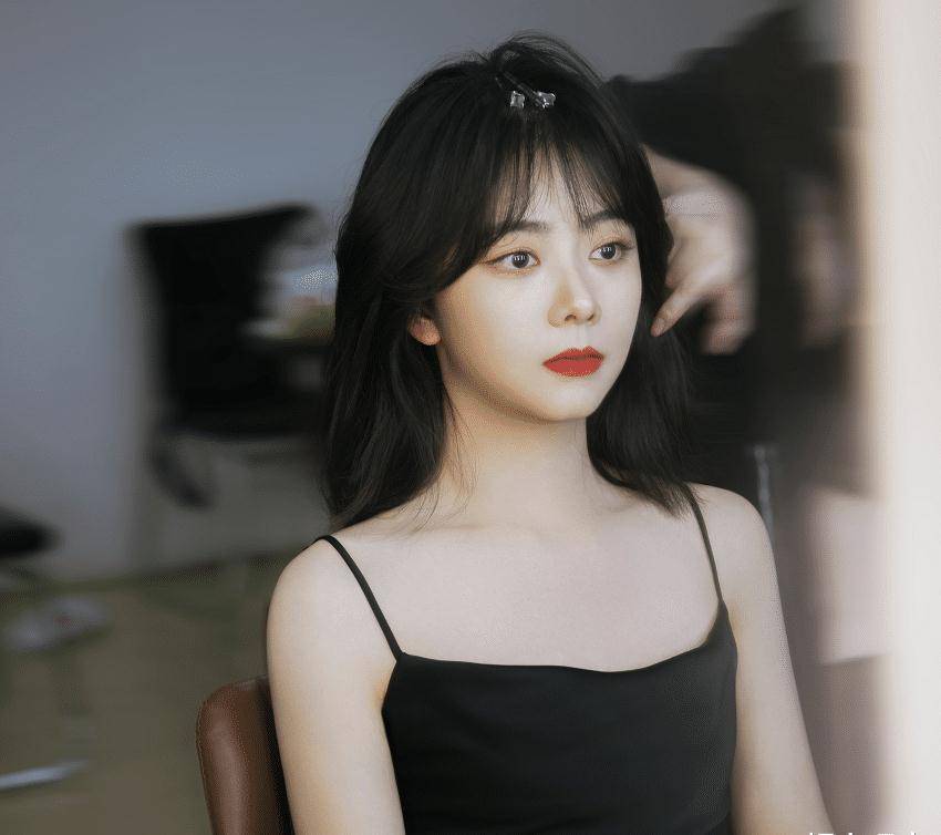 谭松韵晒车内自拍照,31岁长着21岁的脸,少女感爆棚百看不腻_状态_保养