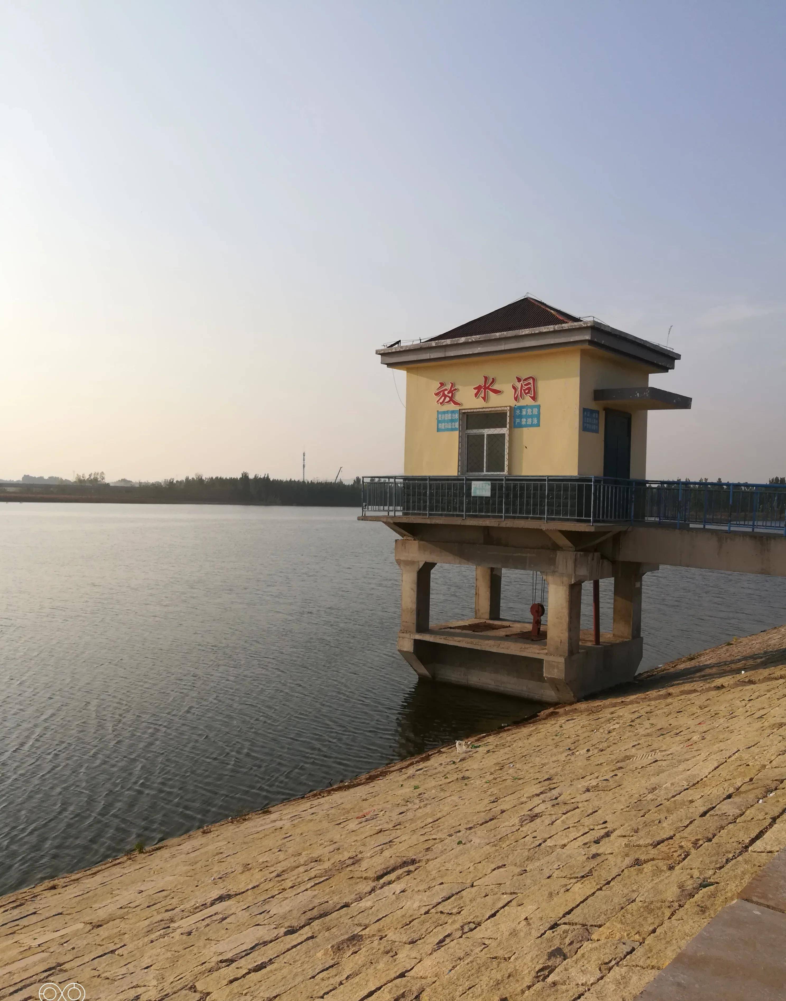 贤村水库放水闸为改善海子河自然环境,从前年开始修建海子河湿地公园.