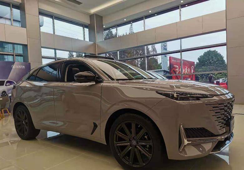 长安大五座旗舰suv到店,颜值依然高水准,233马力 爱信8at要火?