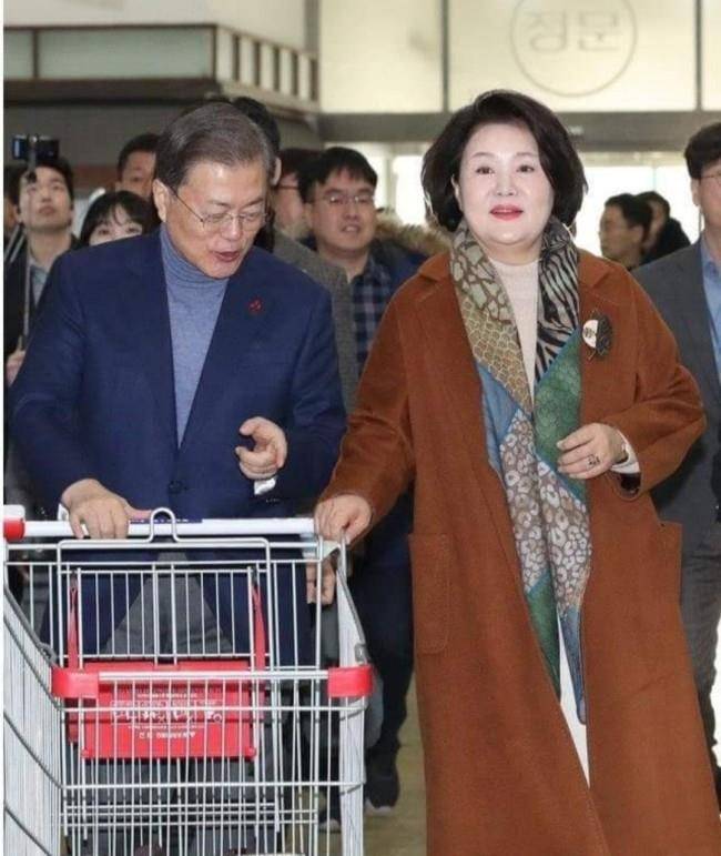 文在寅妻子:看似接地气,实则4年耗资10亿买衣服,真相如何?
