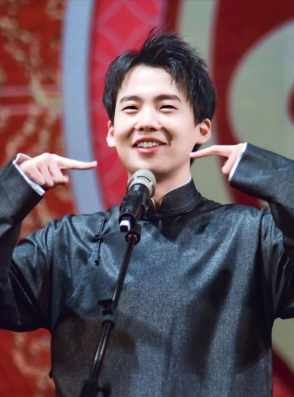 郭德纲6岁小儿子近照神似哥哥,长生辫已到腰,脖颈赘肉富态十足_汾阳