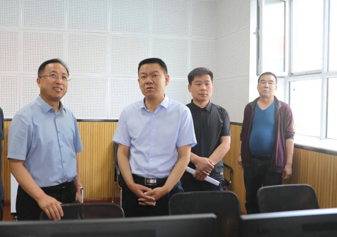 在忻州七中忻府融媒讯6月2日,忻府区委副书记,区长牛朝旭前往区教科局