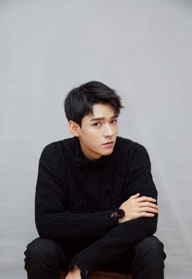 龚俊素颜录节目,高清镜头下颜值真实,身上的睡衣图案太可爱了_狗狗