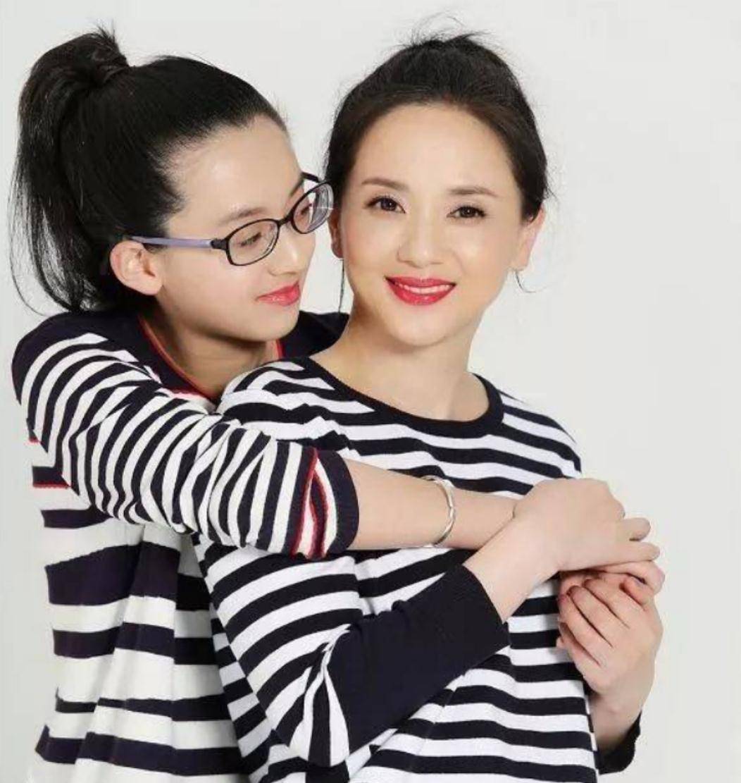 演员陶慧敏:嫁初恋老公恩爱几十年,婚后生一女一家三口和和美美