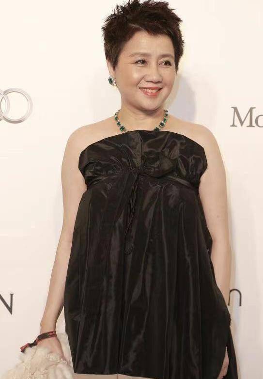 何老大四太梁安琪真会赶时髦,穿抹身材裙配超短发,气场一般人比不上