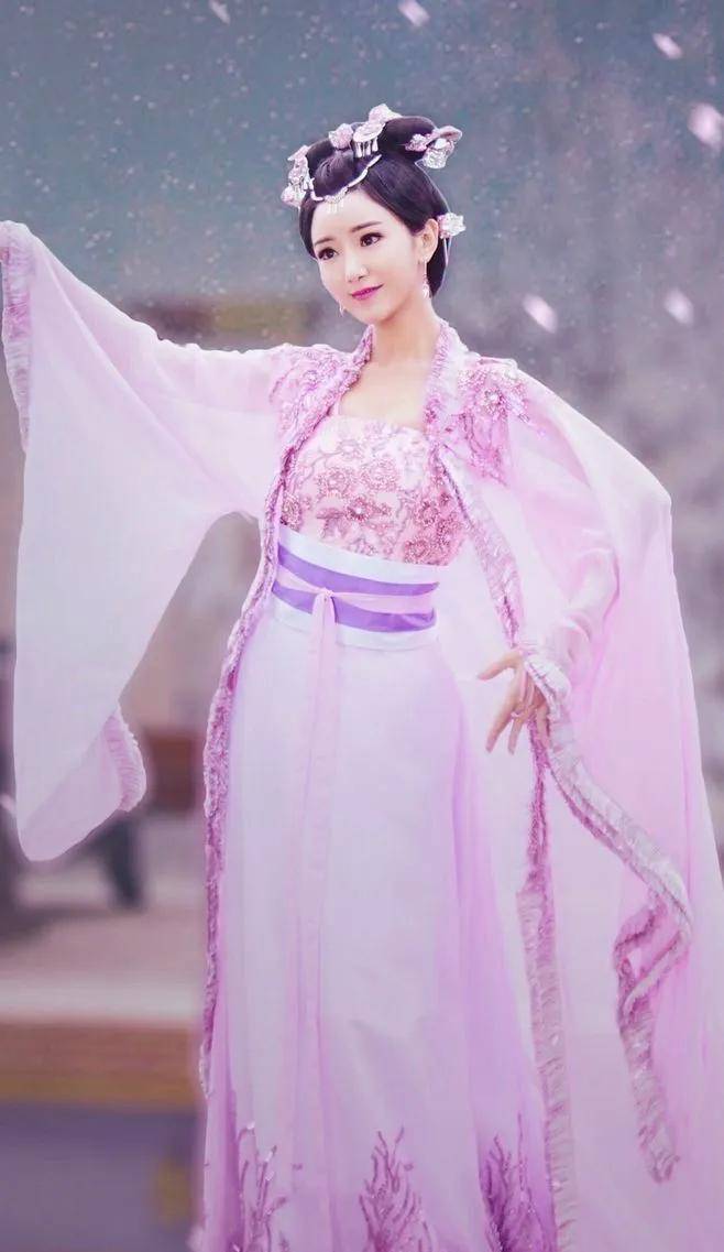 她的黑化也是因为爱慕拓跋余而来,期初因为是二房之女,她备受叱云柔的