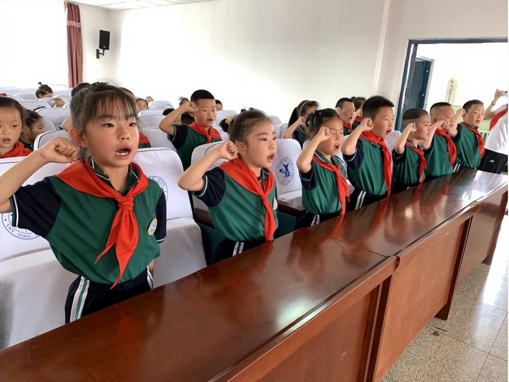 包头市青山区三星小学举行一年级新队员入队仪式_少先队员_张婷婷