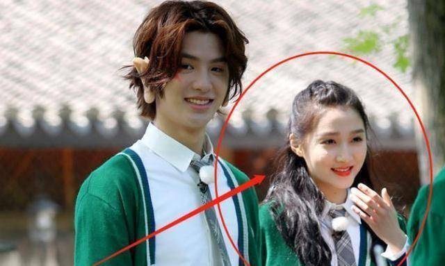 关晓彤录制《跑男8》穿婚纱,仙女范十足,网友:鹿晗看了得吐血_节目组