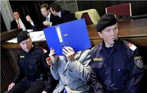 奥地利兽父对自己的女儿下毒手,关地牢24年生7娃,被判终身监禁_约瑟夫
