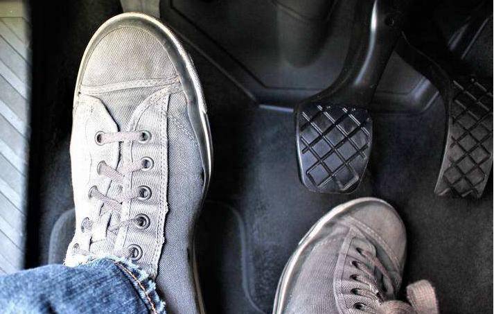 原创                手动挡汽车减速，究竟是先踩离合器还是先刹车？顺序搞错很伤车！-手动挡减速时先踩离合器还是刹车