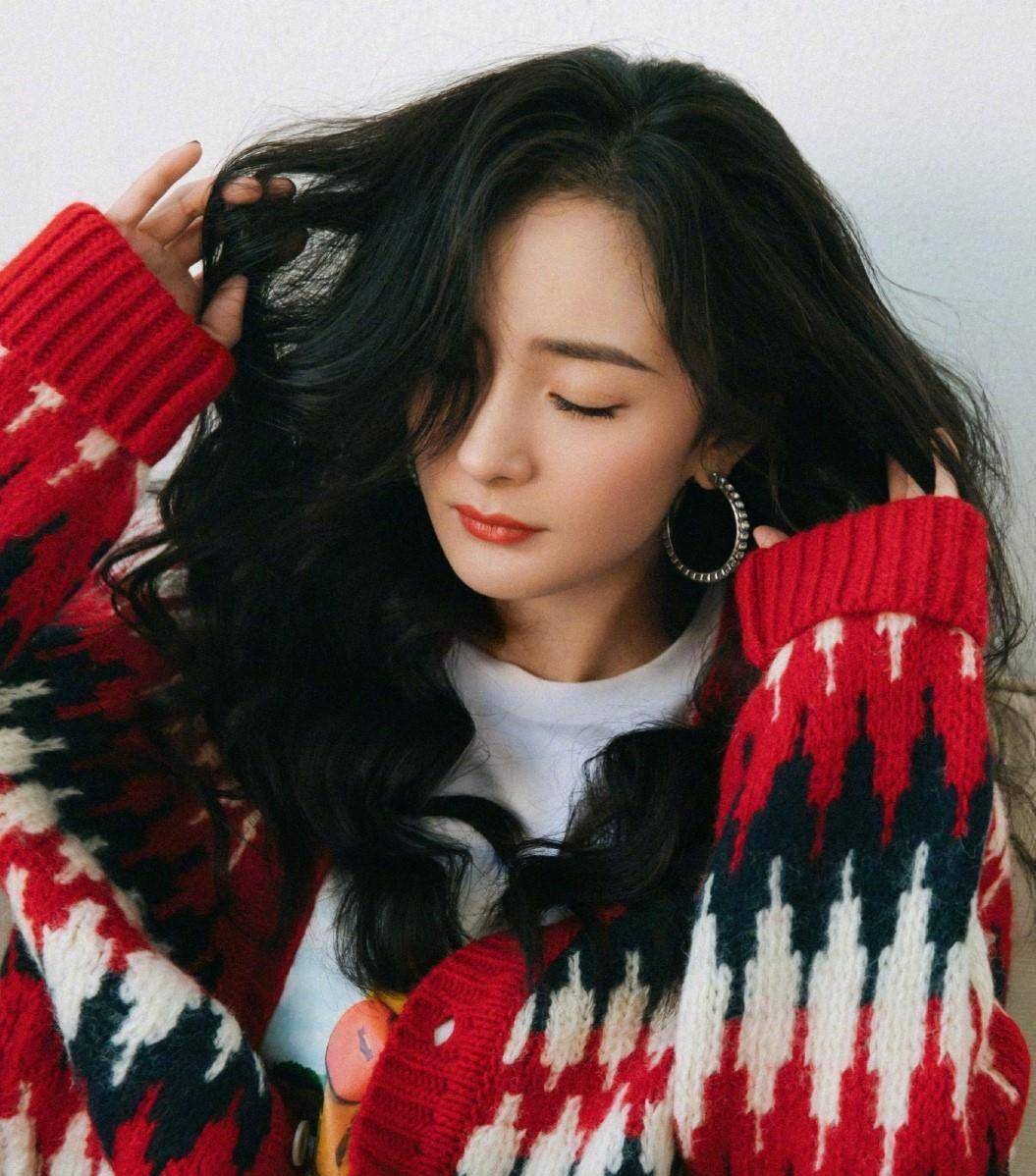 还是杨幂会玩,红色毛衣搭白t恤活力十足,少女气息越来越有内味_牛仔裤