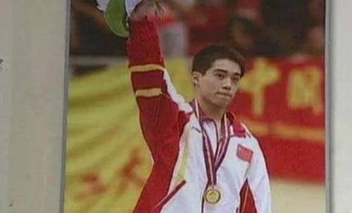 网曝卖艺体操冠军张尚武变窃贼扒包 已锒铛入狱_张尚武体操生涯_体操运动员张尚武