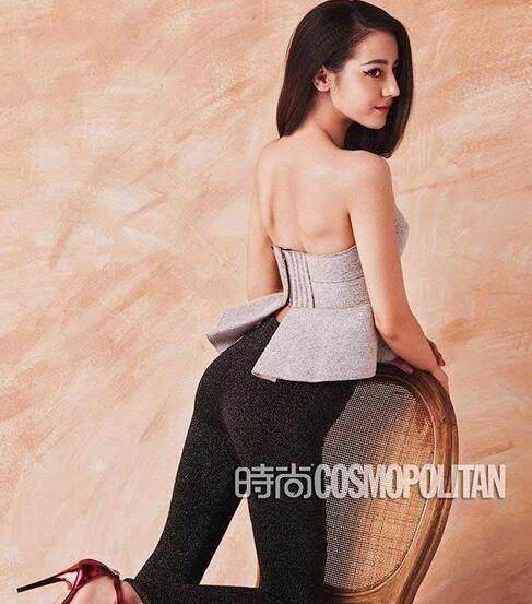 高难度时尚大片只服迪丽热巴,一字马反手摸嘴,狂扒米饭还照样美_动作