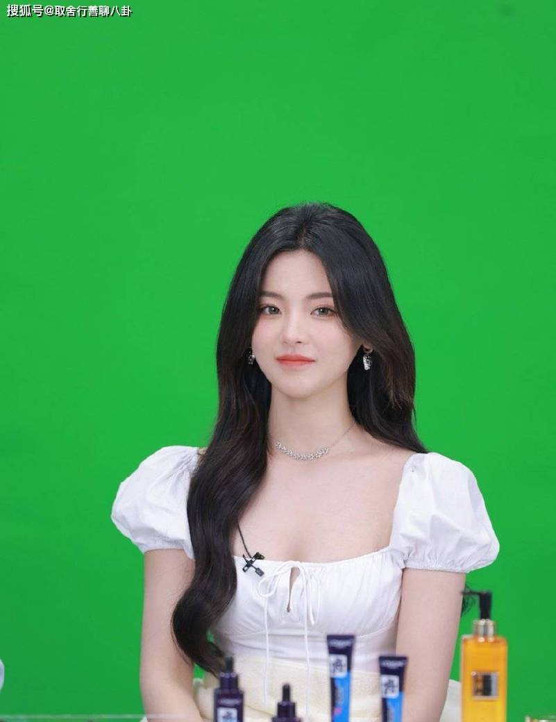 女星杨超越穿白色蓬蓬裙可爱似公主,微微嘟嘴,肉嘟嘟小脸蛋超萌_照片