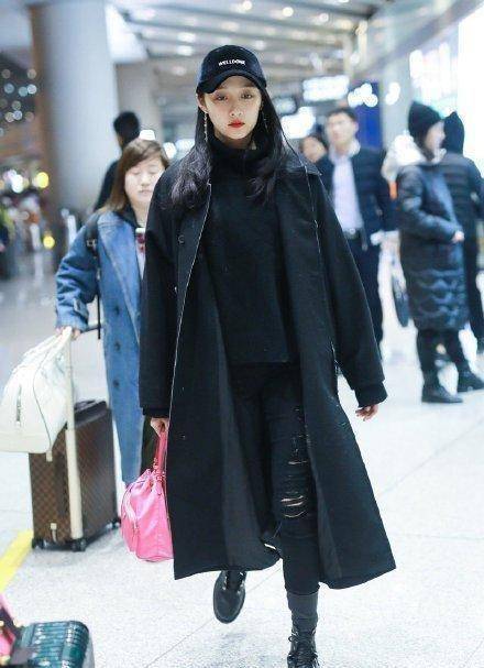 关晓彤现身机场,黑大衣 破洞裤 马丁靴,一身全黑造型潮范儿十足_黑色