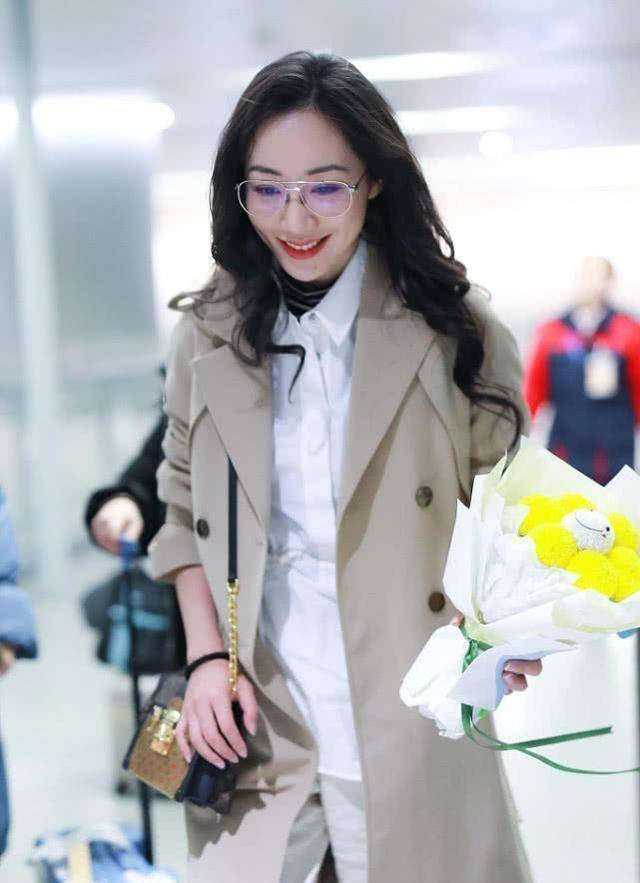 韩雪很喜欢这种显干练的ol风穿搭,这不,又见韩雪外穿灰色的小西装