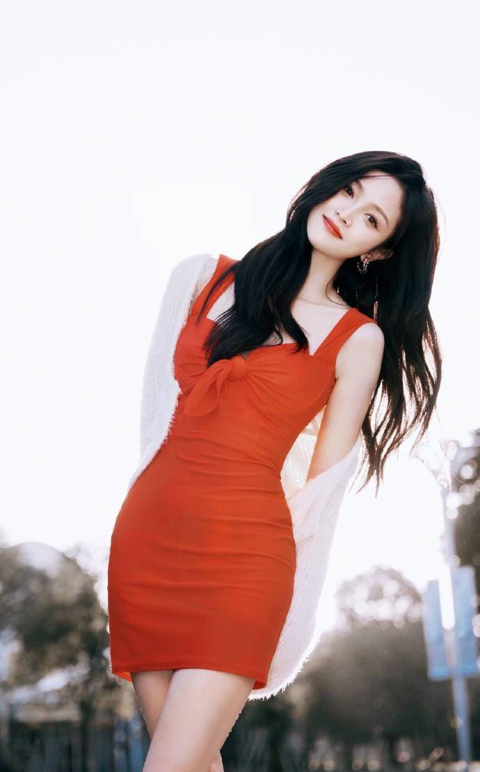 吴宣仪穿红色短裙大秀事业线!大长腿时尚撩人_阳光_毛衣_白色