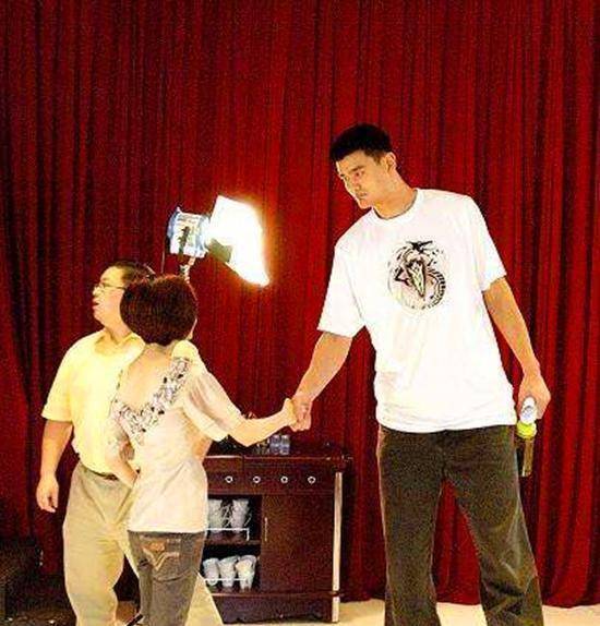 黄渤机智回应红得发紫:跟你聊天能不火吗_姚明_问题_什么