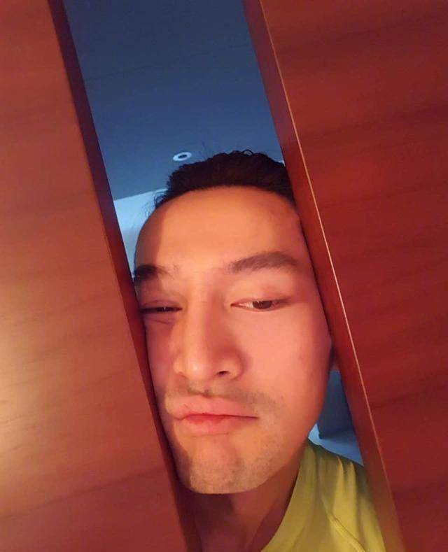 最近一次胡歌自拍是下面这样的,发型很飘逸,嘴唇上还有一群巧克力,歪