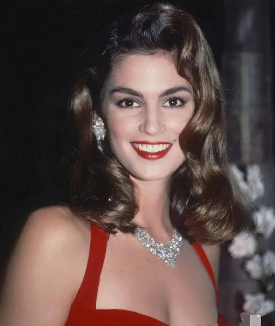 海外超模辛迪·克劳馥红色吊带裙复古高级又时尚,有万千种风格_杂志