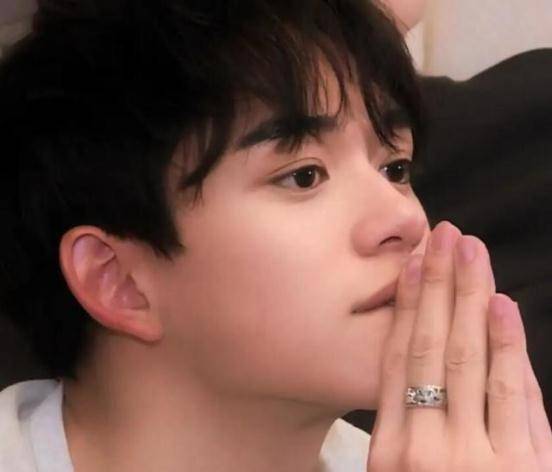 黄旭熙被爆与粉丝恋爱?