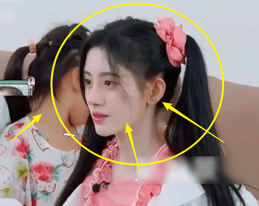 而在某次综艺中,鞠婧祎也被发现忘记给耳朵抹粉了,所以耳朵的肤色也