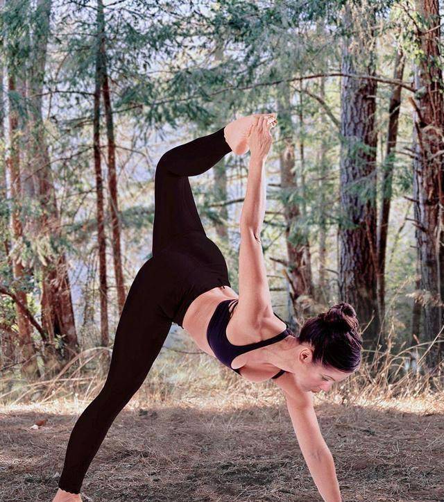 何穗晒近照,各式风衣的加持尽显酷帅,满屏的大长腿纤细又笔直_地面