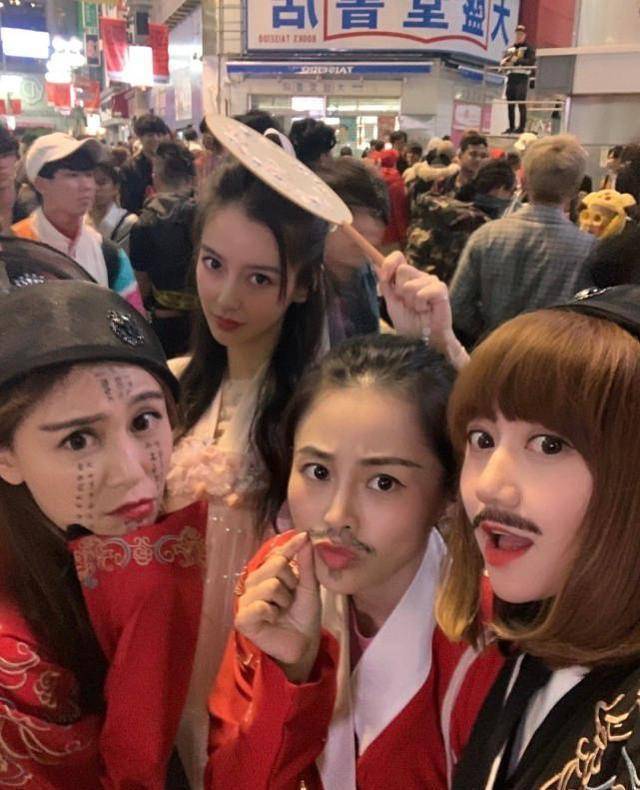 baby由闺蜜陪伴过节,手托香腮与圣诞树合影_儿子_海绵_马汶希