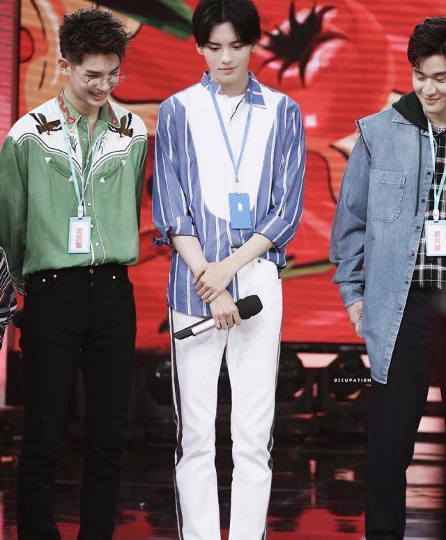 黄明昊与毕雯珺,同穿清新衬衫,小弟戴金丝边眼镜更霸气?