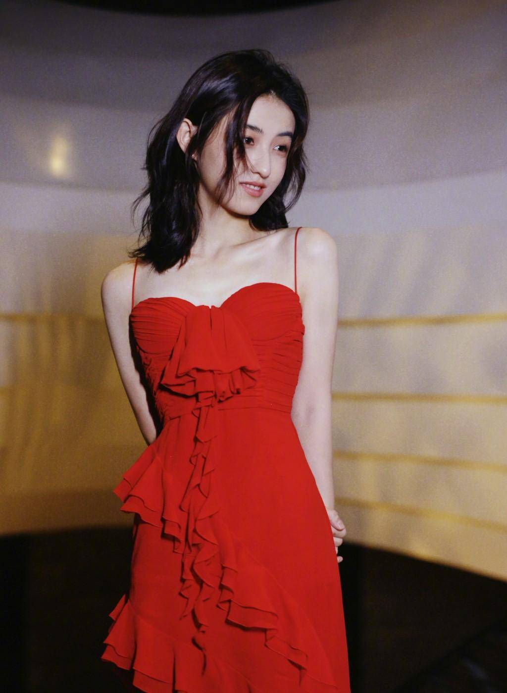 张子枫妹妹真的是瘦了不少,不过镜头前的她也非常漂亮,骨感十足的女人