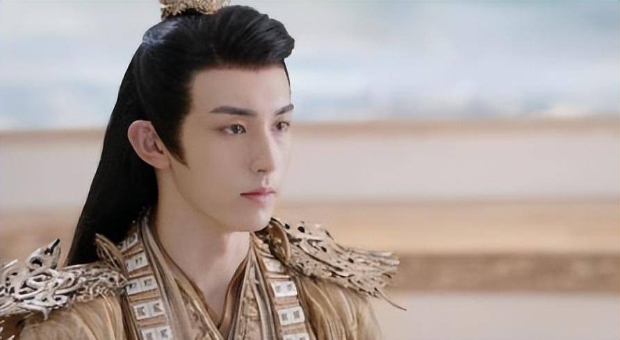 郭俊辰的问题,长得不大气,干瘦干瘪,身高也不够,仪态差,双眼无神,然后